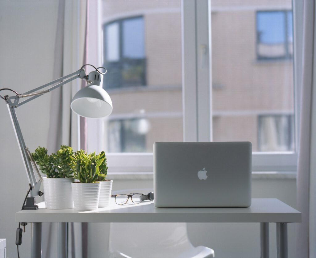 Mac laptop is standing on the desk